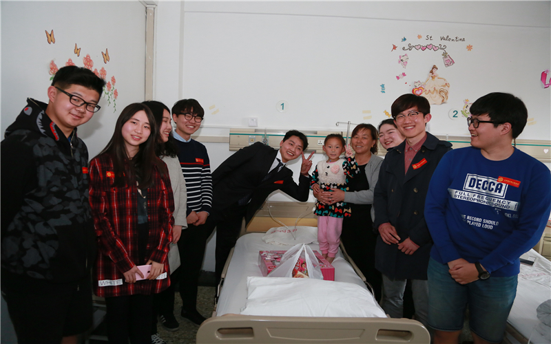 2016-04-16 基金会志愿活动-韩国留学生志愿者看望先心病患儿.jpg