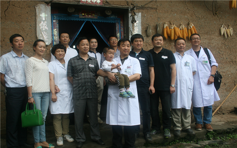 2014-08-30 屈教授与白河县领导和医务专家团队探访山区患儿.jpg