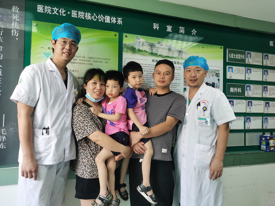 2021年6月30日基金会合作医院桂林医学院附属医院救助的第二对儿双胞胎先心病患儿康复出院.jpg